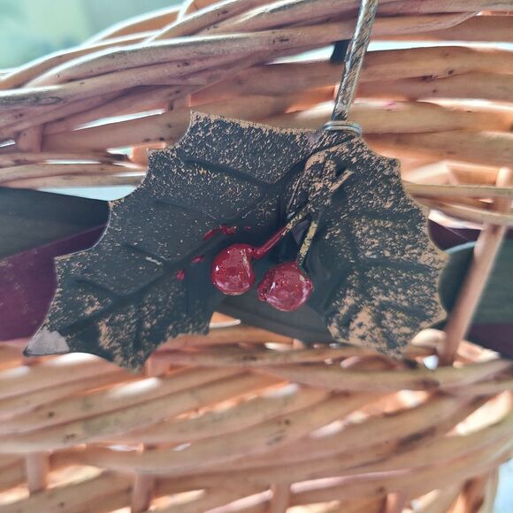 Holiday Large Wicker And Wrought Iron Sleigh Basket Holly Leaves And Berries - Picture 5 of 10